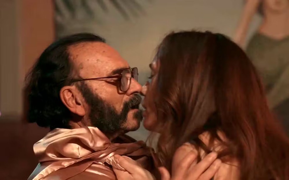 Almir Sater como Rachid beija Camila Morgado, a Iolanda, em cena de Renascer