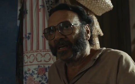 Almir Sater caracterizado como Rachid; ele dá um leve sorriso em cena de Renascer