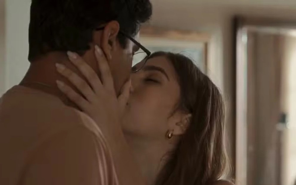 Renan Monteiro beija Gabriela Medeiros em cena de Renascer, da Globo, como José Augusto, e ela como Buba