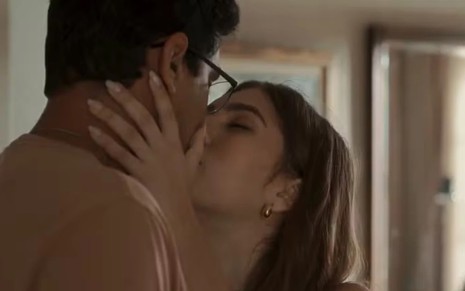 Renan Monteiro beija Gabriela Medeiros em cena de Renascer, da Globo, como José Augusto, e ela como Buba