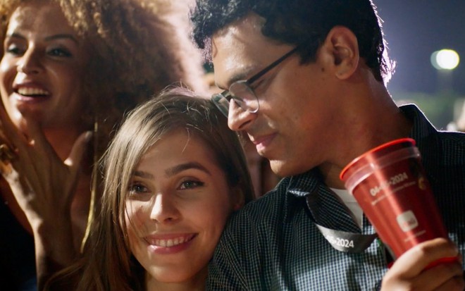 Gabriela Medeiros contracena com Renan Monteiro em cena do show de Madonna na novela Renascer