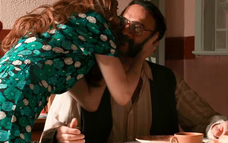 Dona Patroa (Camila Morgado) dá beijo no rosto de seu Rachid (Almir Sater)