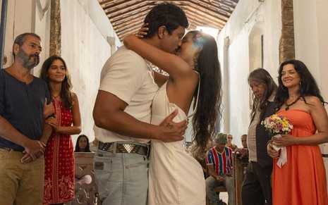 Damião (Xamã) e Ritinha (Mell Muzzillo) se beijam no casamento em Renascer