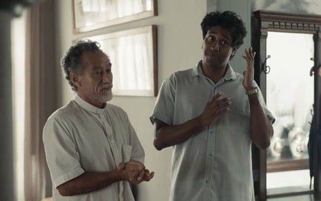 O ator Chico Díaz como padre Santo à esquerda e o ator Breno da Matta como o pastor Lívio à direita em cena de Renascer