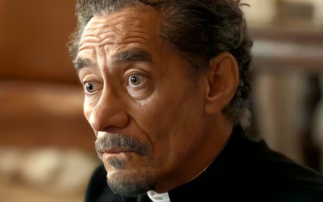 O ator Chico Diaz caracterizado como o padre Santo em Renascer