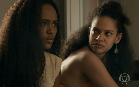 Duda Santos contracena com Uiliana Lima na novela Renascer, da Globo; elas estão caracterizadas como Santinha e Morena