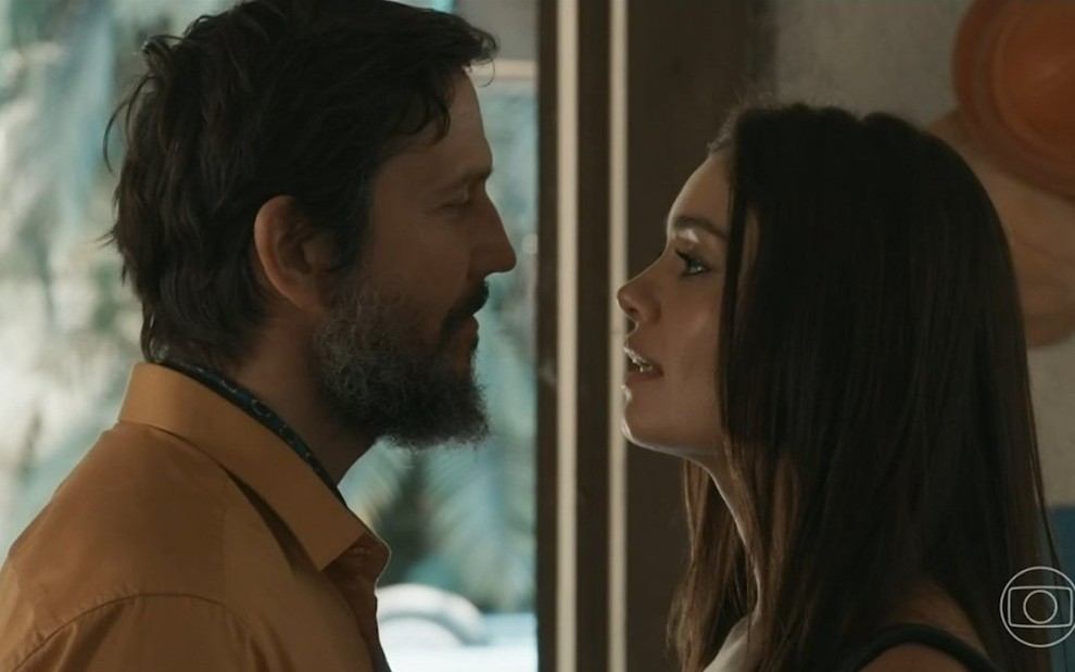 O ator Vladimir Brichta contracena com Sophie Charlotte na novela das nove da Globo, Renascer