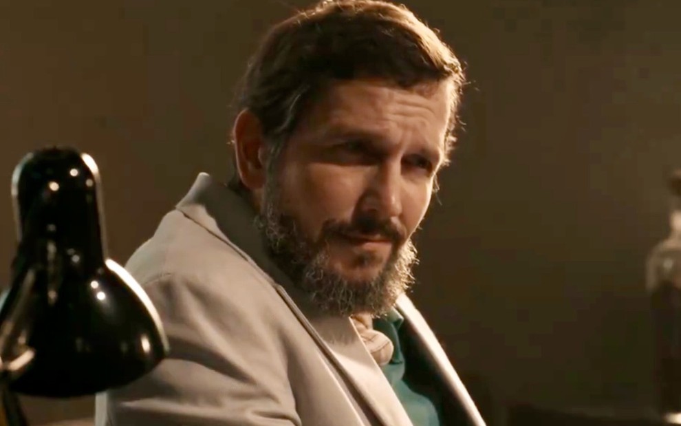 O ator Vladimir Brichta caracterizado como Egídio em Renascer, com expressão séria