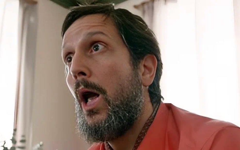 O ator Vladimir Brichta está com a boca aberta em cena como Egídio na novela Renascer, da Globo
