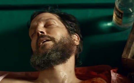 O ator Vladimir Brichta simula estar inconsciente em cena da novela Renascer, da Globo, como Egídio