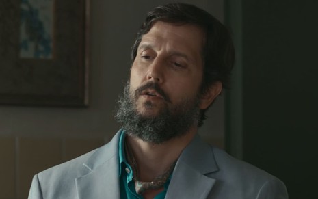 Vladimir Brichta caracterizado como Egídio; ele está sério em cena de Renascer