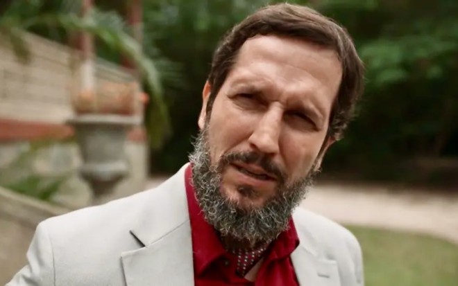 O ator Vladimir Brichta está sério em cena da novela Renascer como o personagem Egídio