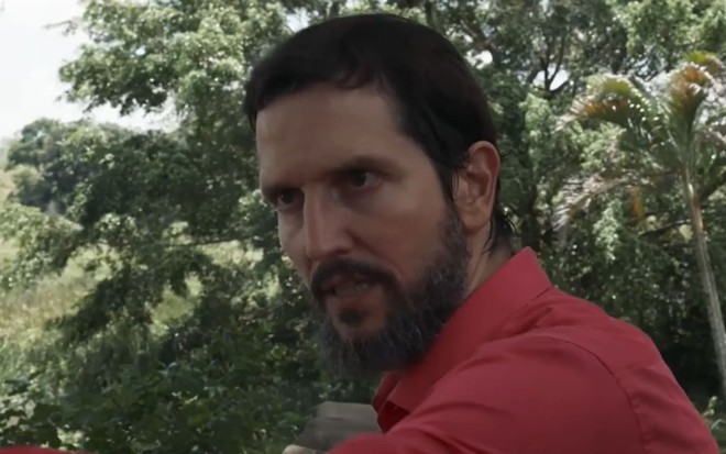 Vladimir Brichta caracterizado como Egídio; ele está sério em cena de Renascer