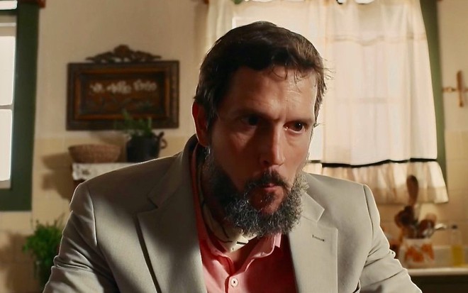 O ator Vladimir Brichta está fazendo uma careta em cena da novela Renascer, da Globo, como o vilão Egídio