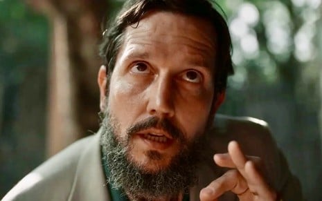 O ator Vladimir Brichta está olhando para cima em cena da novela Renascer, da Globo, como Egídio