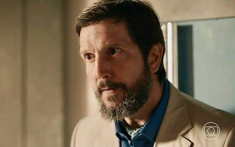 O ator Vladimir Brichta está caracterizado como Egídio na das nove da Globo, Renascer