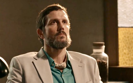 O ator Vladimir Brichta está sério em cena da novela Renascer como o personagem Egídio