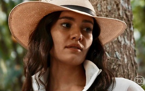 A atriz Sophie Charlotte usa chapéu e olha para o lado em cena da novela Renascer, da Globo, como Eliana