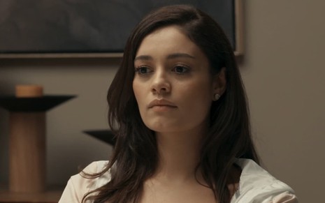 Sophie Charlotte está séria em cena de Renascer, caracterizada como Eliana