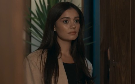 Sophie Charlotte caracterizada como Eliana; ela exprime surpresa em cena de Renascer