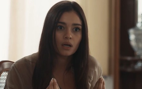 Sophie Charlotte caracterizada como Eliana; ela exprime choque em cena de Renascer