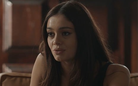 Sophie Charlotte caracterizada como Eliana; ela exprime desconforto em cena de Renascer