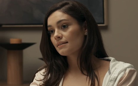 Sophie Charlotte caracterizada como Eliana; ela ostenta um olhar sedutor em cena de Renascer