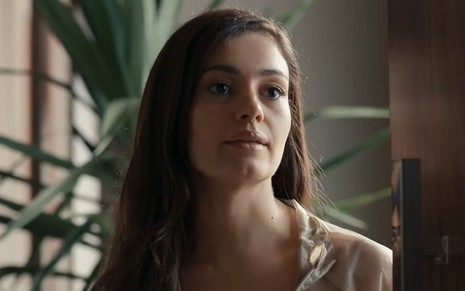 Sophie Charlotte caracterizada como Eliana; ela está emburrada em cena de Renascer