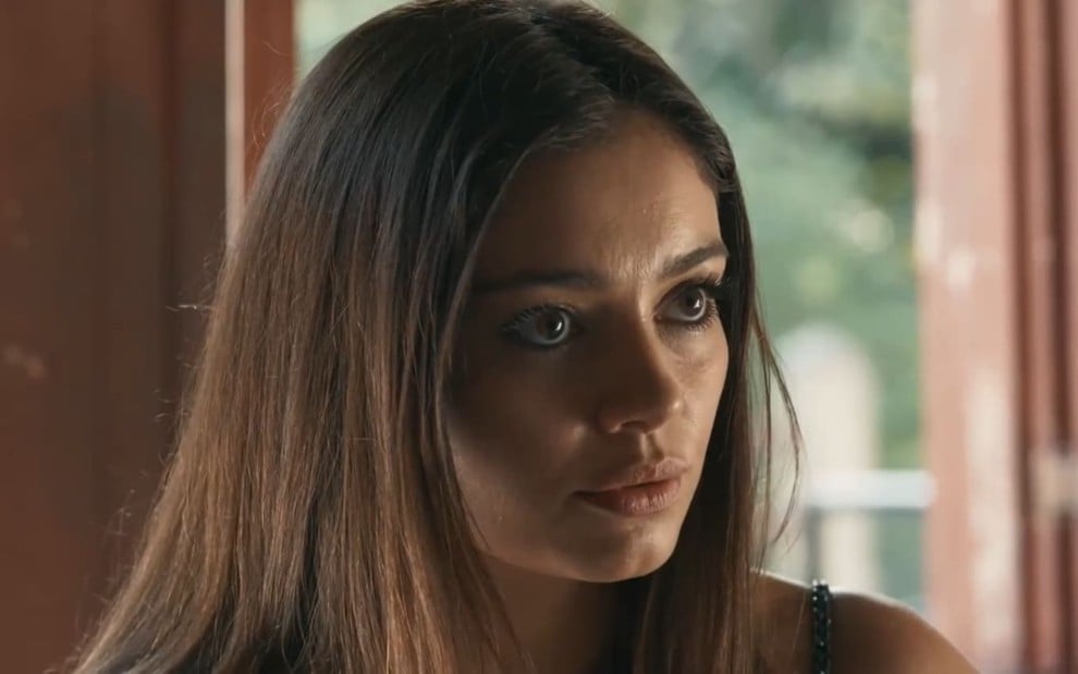 Sophie Charlotte caracterizada como Eliana; ela está séria em cena de Renascer