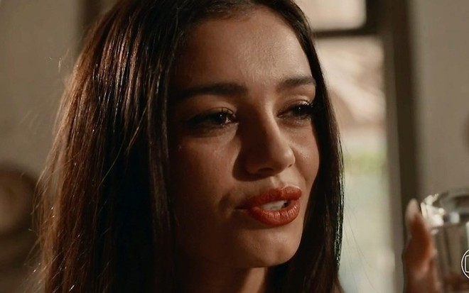 A atriz Sophie Charlotte em cena de Renascer como a personagem Eliana