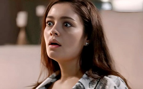 A atriz Sophie Charlotte caracterizada como Eliana com expressão de surpresa em cena de Renascer