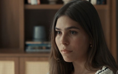 A atriz Gabriela Medeiros caracterizada como Buba em cena de Renascer