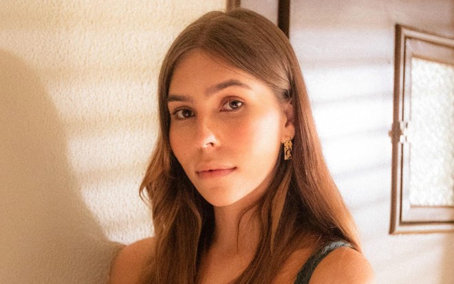 Gabriela Medeiros, a Buba, com aparência de uma mulher em estágio avançado de gravidez na novela Renascer