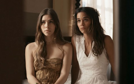 Gabriela Medeiros, como a Buba, ao lado de Theresa Fonseca, a Mariana vestida de noiva, em cena de Renascer