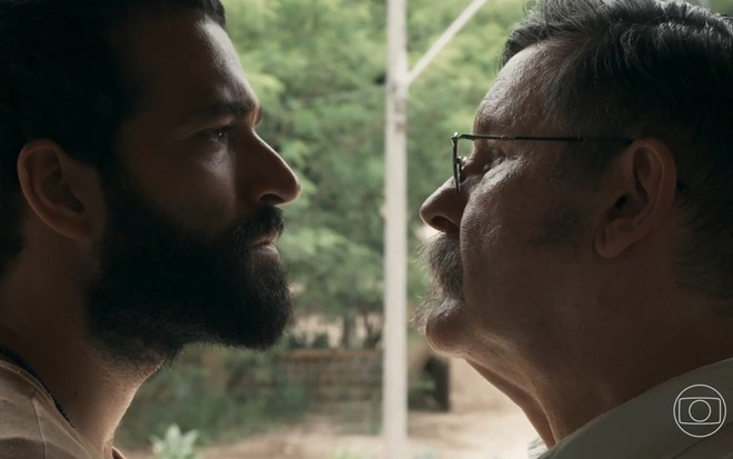 Humberto Carrão e Antonio Calloni estão frente a frente em capítulo de Renascer