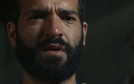 Humberto Carrão caracterizado como José Inocêncio; ele está um trapo, com os olhos cheios de lágrimas, em cena de Renascer.