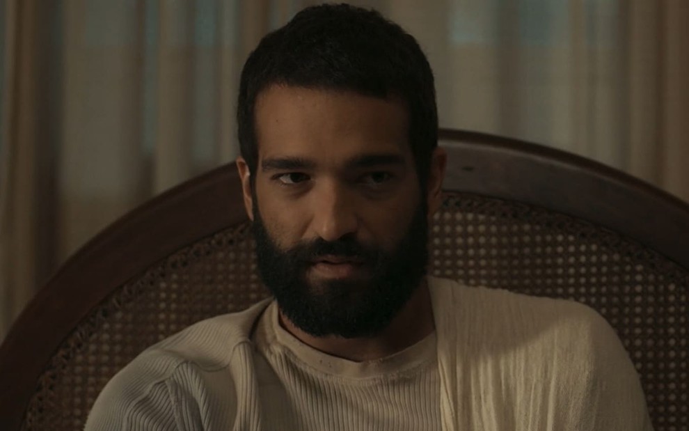 Humberto Carrão caracterizado como José Inocêncio; ele parece abatido em cena de Renascer