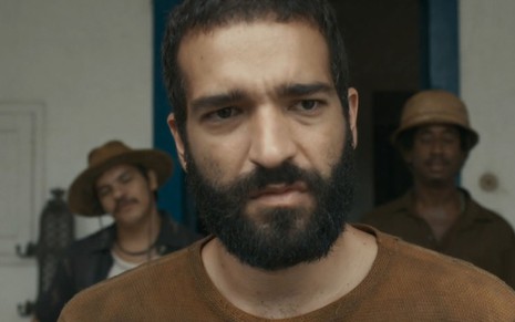 O ator Humberto Carrão caracterizado como José Inocêncio em Renascer