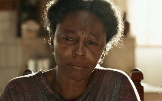A atriz Edvana Carvalho está entristecida em cena da novela das nove da Globo, Renascer, como Inácia