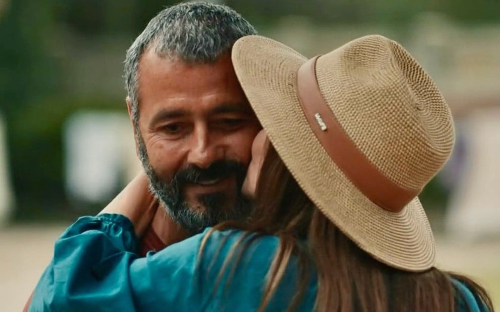 Marcos Palmeira é beijado por Malu Mader em cena da novela Renascer, da Globo