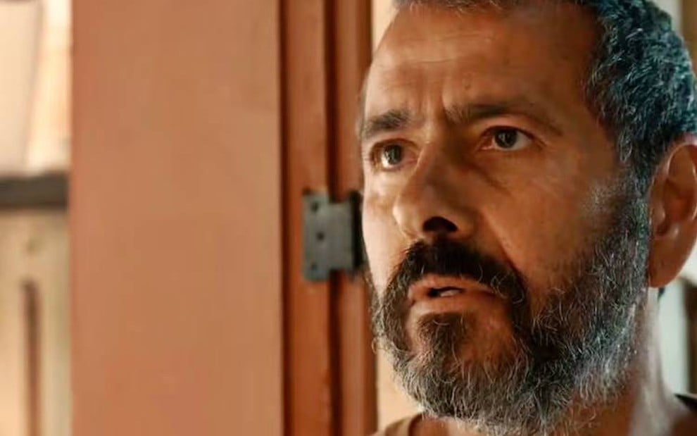 O ator Marcos Palmeira está tenso em cena da novela Renascer como Inocêncio