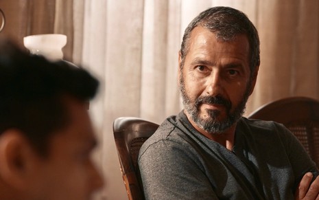 O ator Marcos Palmeira está em cena da novela Renasce olhando para Renan Monteiro (cortado na imagem)