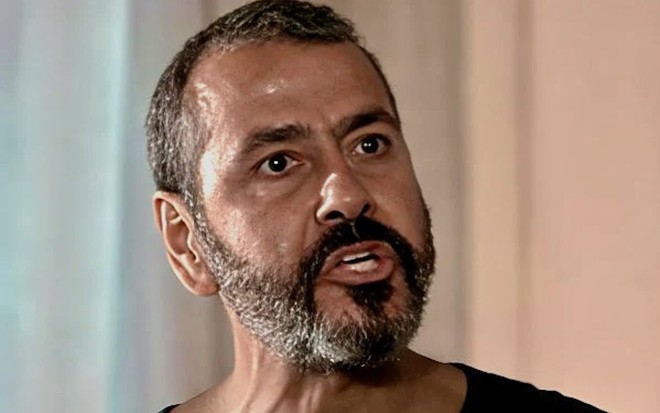 O ator Marcos Palmeira está bravo em cena como José Inocêncio na novela Renascer, da Globo