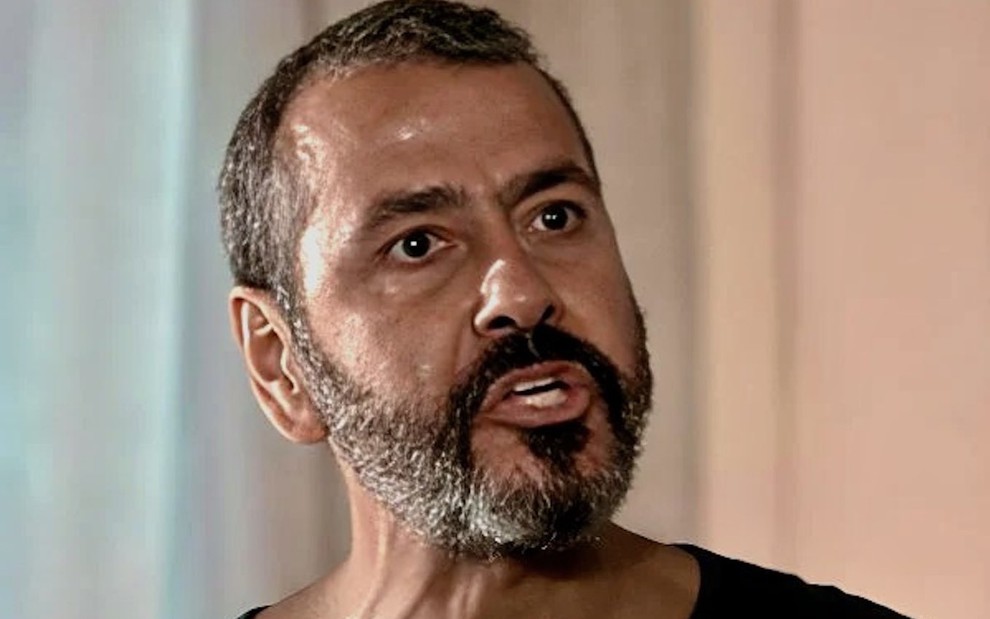 O ator Marcos Palmeira está bravo em cena como José Inocêncio na novela Renascer, da Globo