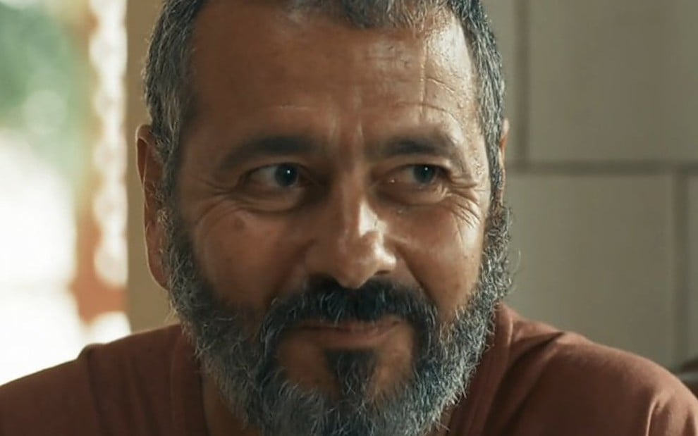 O ator Marcos Palmeira sorri em cena como José Inocêncio na novela Renascer, da Globo