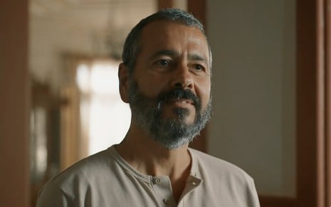 O ator Marcos Palmeira está em cena como Inocêncio na novela Renascer, da Globo