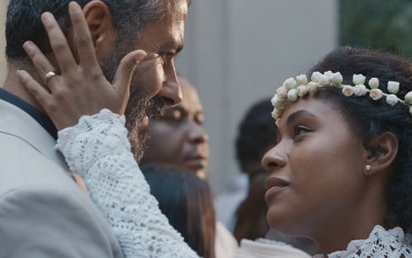 Marcos Palmeira está abraçado com Duda Santos em cena da novela Renascer, da Globo