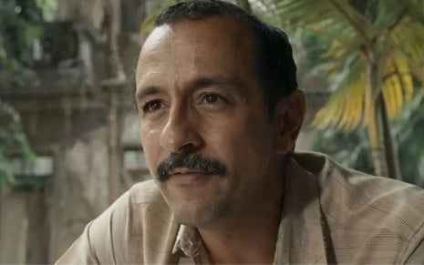 O ator Irandhir Santos caracterizado como Tião Galinha em cena de Renascer