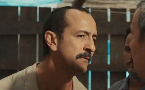 O ator Irandhir Santos caracterizado como Tião Galinha em cena de Renascer
