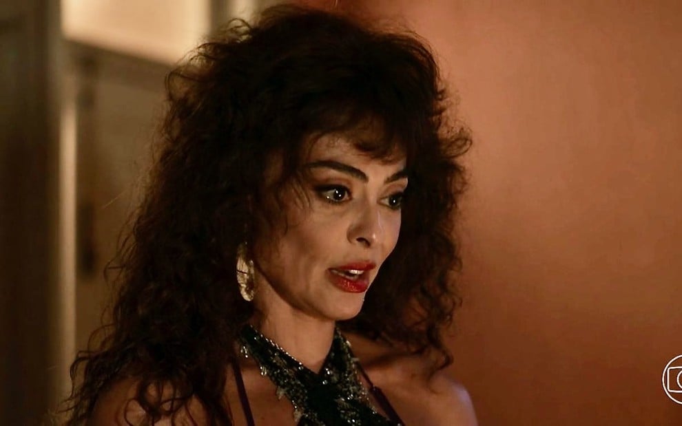 A atriz Juliana Paes tem cabelos soltos e boca entreaberta em cena como Jacutinga no remake de Renascer